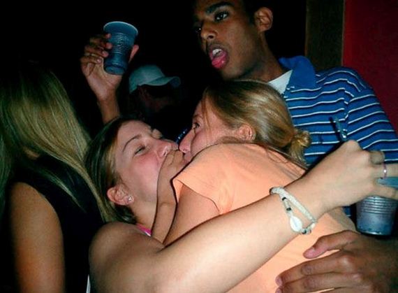 drunk_girls_kissing