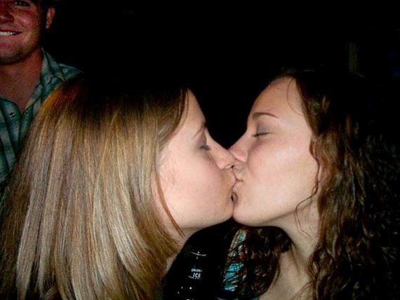 drunk_girls_kissing