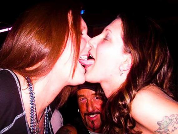 drunk_girls_kissing