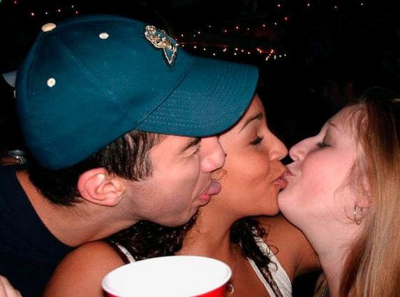 drunk_girls_kissing