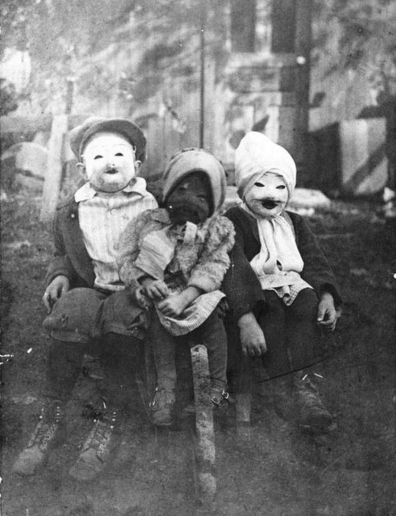 terrifying_vintage_costumes