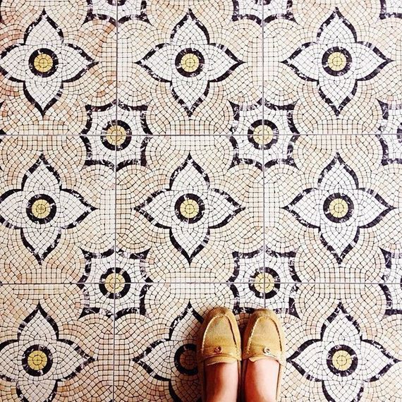 feet-floor-photo