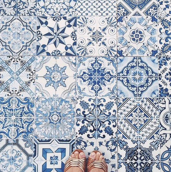 feet-floor-photo