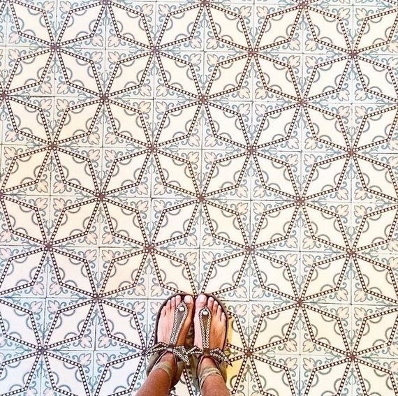 feet-floor-photo