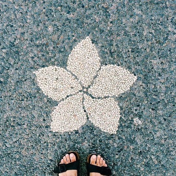 feet-floor-photo