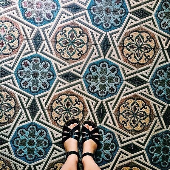 feet-floor-photo