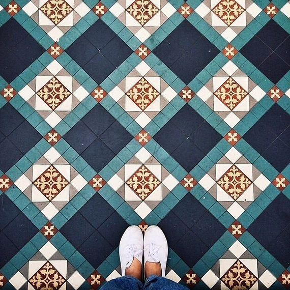 feet-floor-photo
