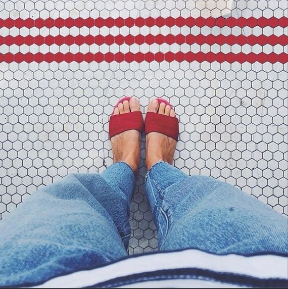 feet-floor-photo