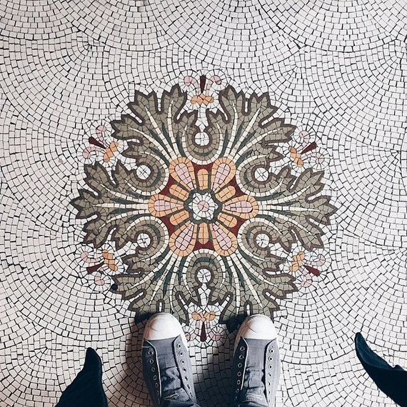feet-floor-photo