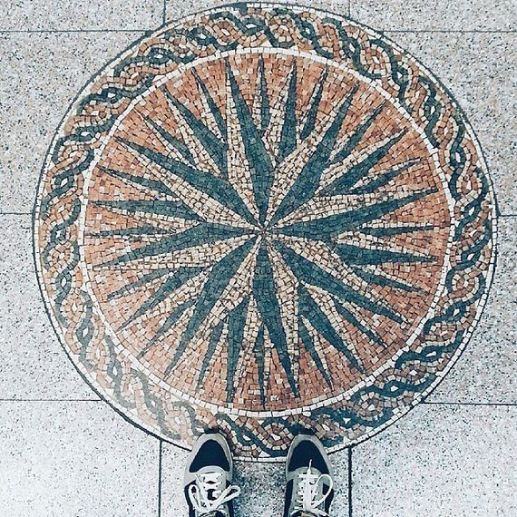 feet-floor-photo