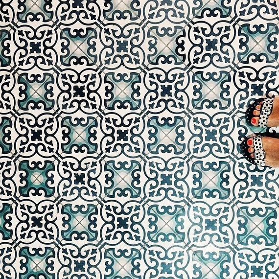 feet-floor-photo