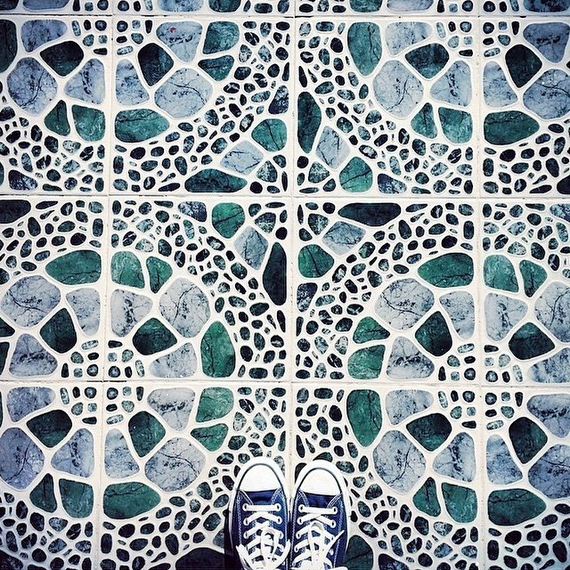 feet-floor-photo