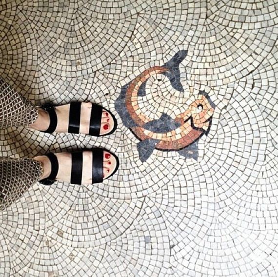 feet-floor-photo