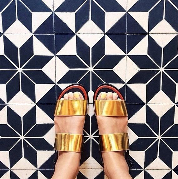 feet-floor-photo