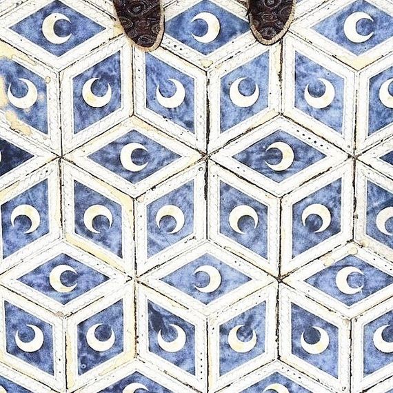 feet-floor-photo