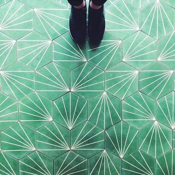 feet-floor-photo