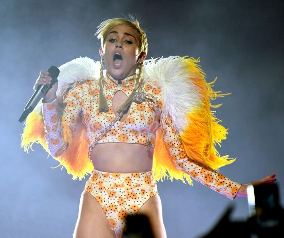 gallery_enlarged-Miley-Cyrus-Crotch