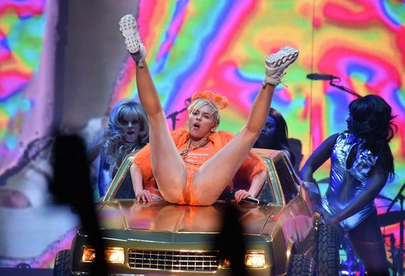 gallery_enlarged-Miley-Cyrus-Crotch