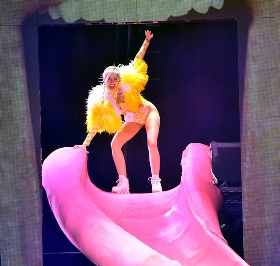 gallery_enlarged-Miley-Cyrus-Crotch