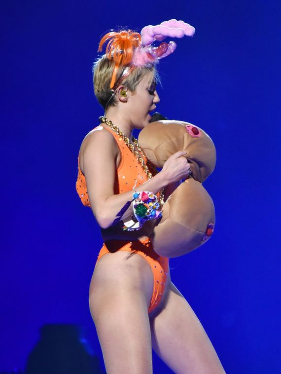 gallery_enlarged-Miley-Cyrus-Crotch
