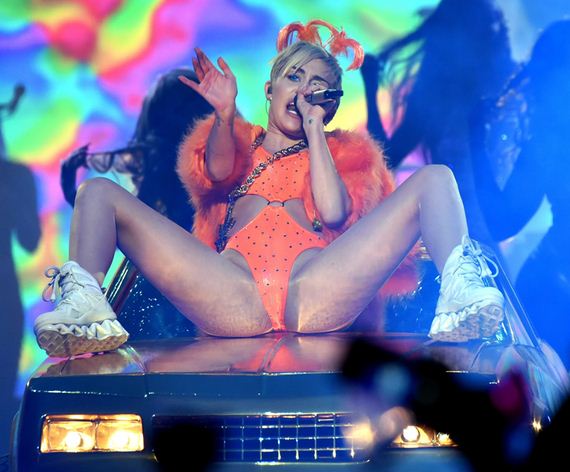 gallery_enlarged-Miley-Cyrus-Crotch