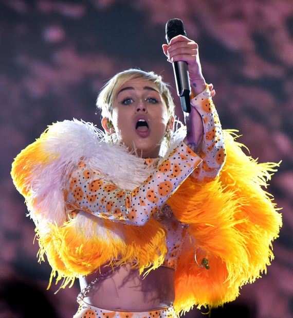gallery_enlarged-Miley-Cyrus-Crotch