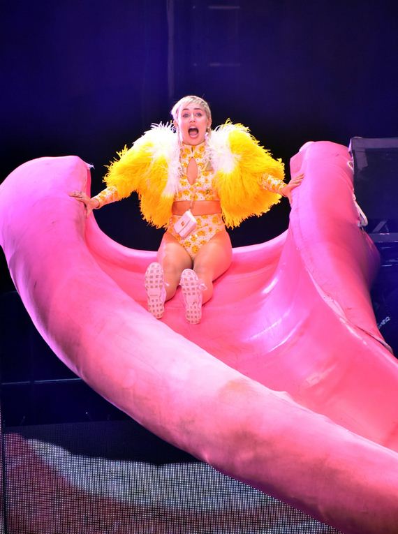 gallery_enlarged-Miley-Cyrus-Crotch