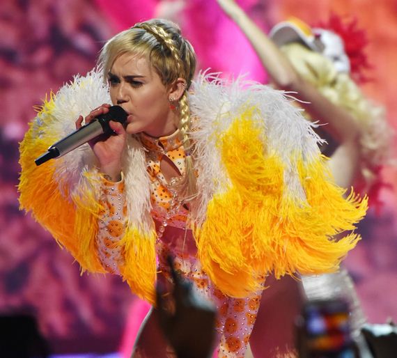 gallery_enlarged-Miley-Cyrus-Crotch