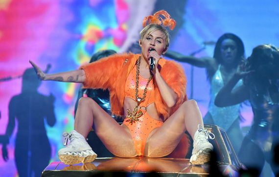 gallery_enlarged-Miley-Cyrus-Crotch