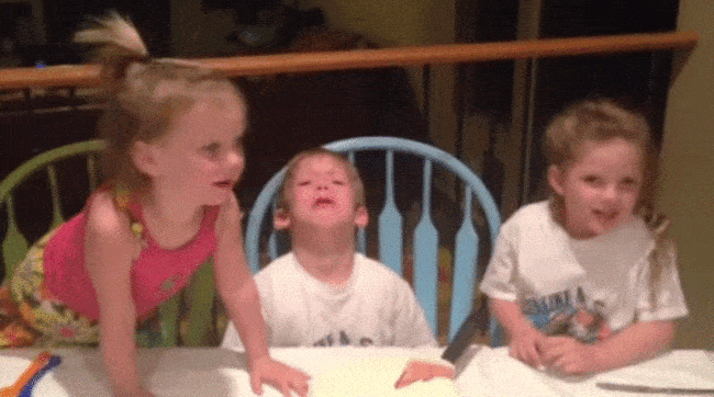 kid-reaction-sibling
