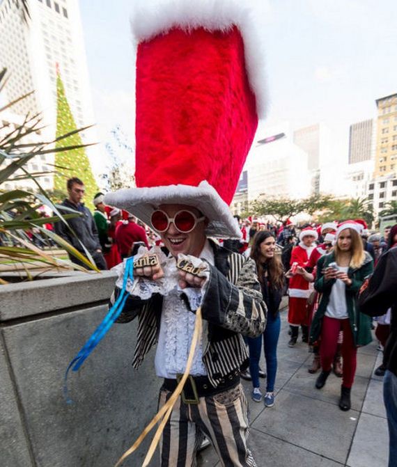 santacon_craziness_kicks
