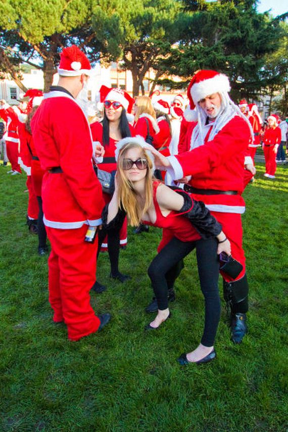 santacon_craziness_kicks