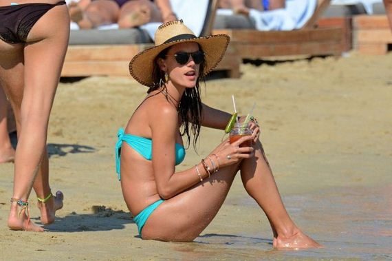 Alessandra-Ambrosio-in-Bikini