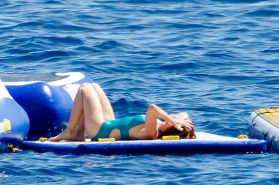 Isla-Fisher-in-Swimsuit