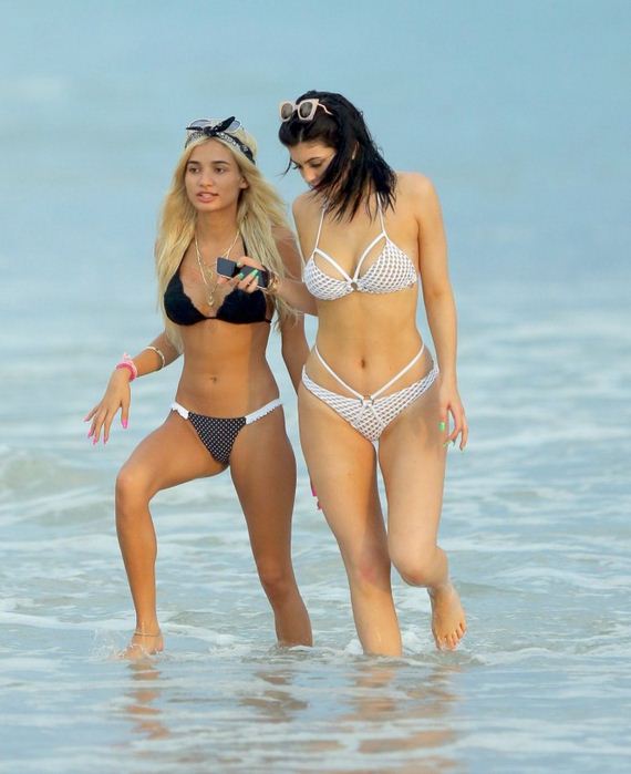 Kylie-Jenner-Hot-in-Bikini