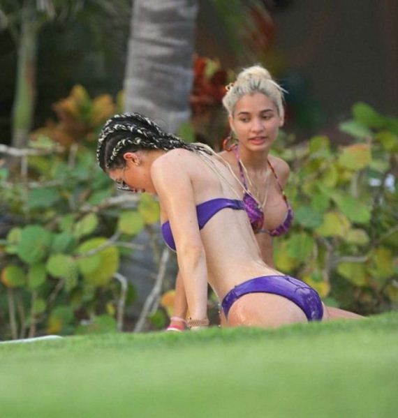 Kylie-Jenner-In-Bikini