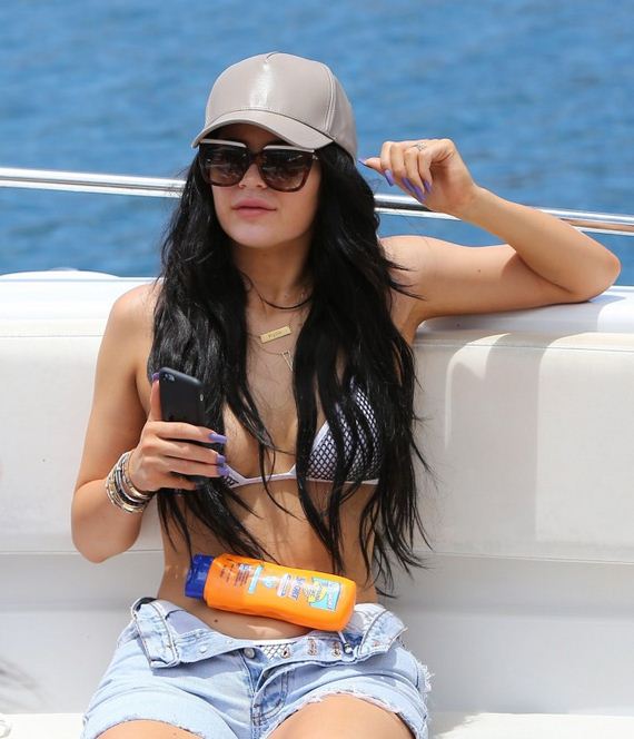 Kylie-Jenner-in-Bikini