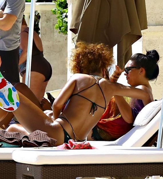 Rihanna-in-Black