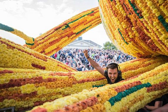 giant_flower_sculptures