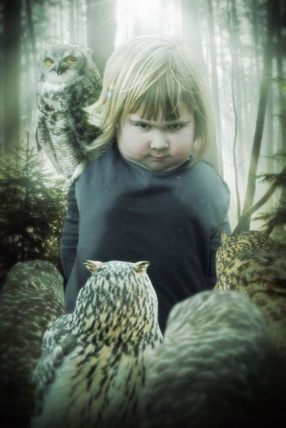 girl_holds_an_owl