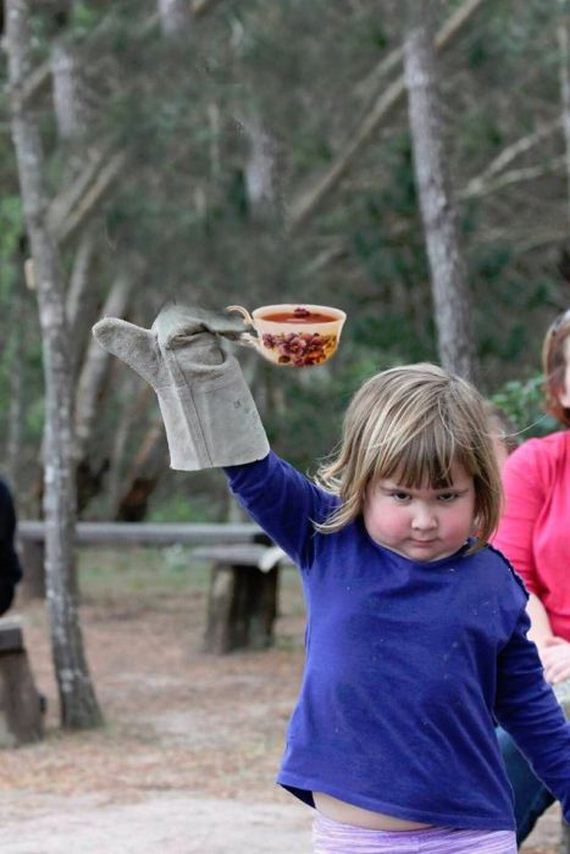 girl_holds_an_owl