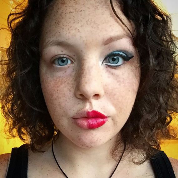 makeup-selfie-woman