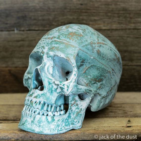 artist-uses-skulls