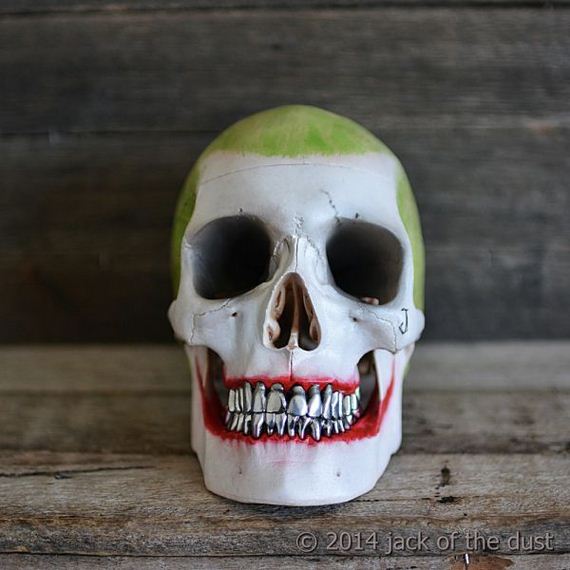 artist-uses-skulls