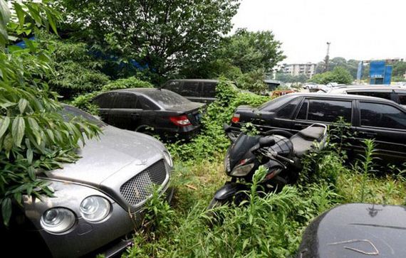 abandoned_car