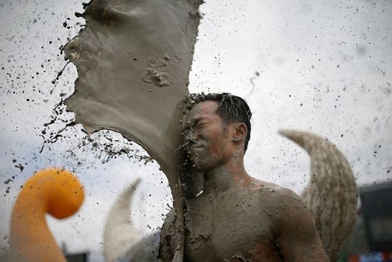bathing_in_the_mud_festival