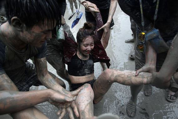bathing_in_the_mud_festival