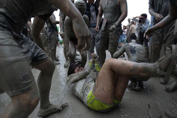 bathing_in_the_mud_festival