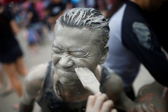 bathing_in_the_mud_festival