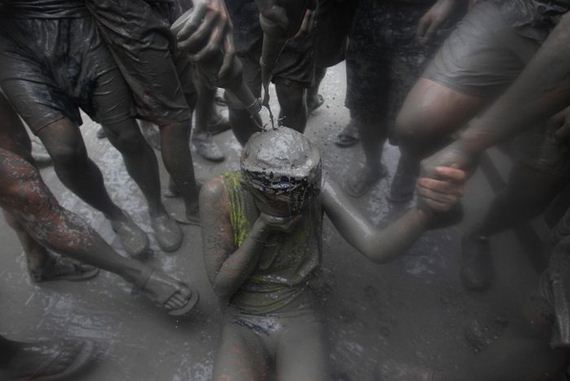 bathing_in_the_mud_festival
